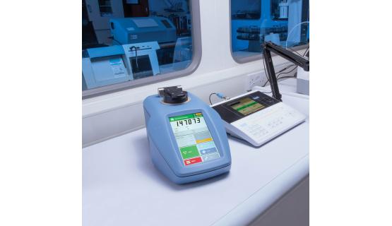 Refractómetro RFM-900 T en laboratorio